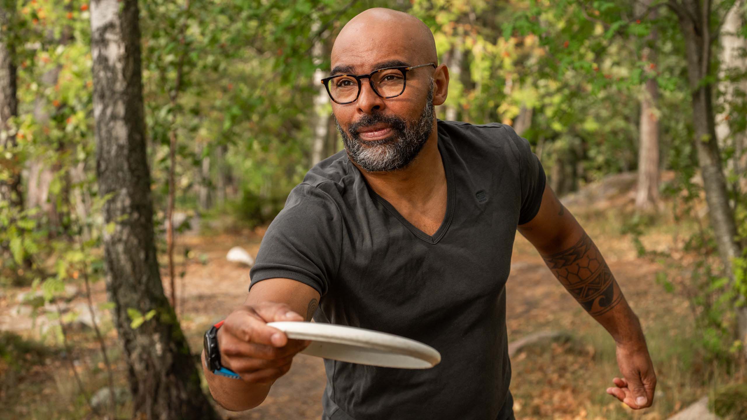 Silmälääkäri tutkii asiakkaan silmää